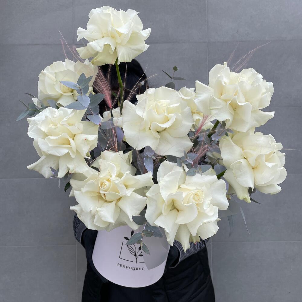 https://content2.flowwow-images.com/data/flowers/1000x1000/75/1707988977_49391175.jpg