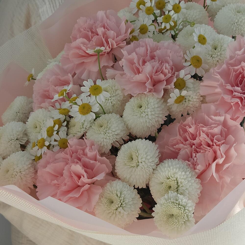 https://content2.flowwow-images.com/data/flowers/1000x1000/49/1725026818_97269449.jpg