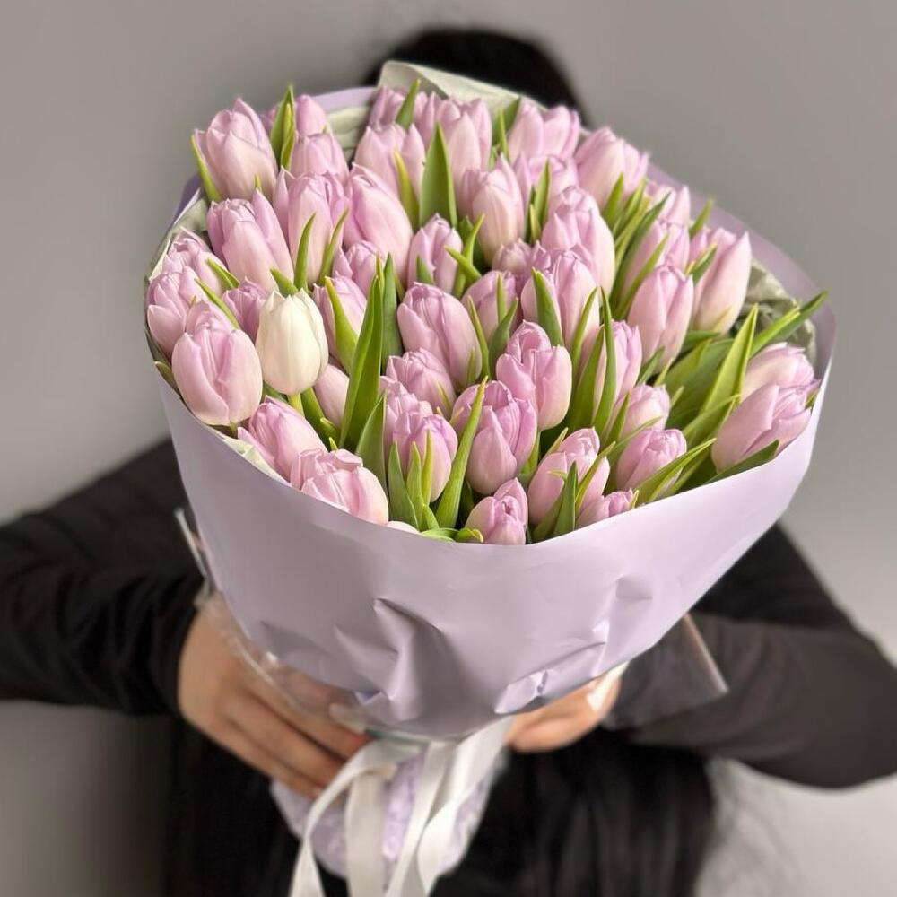 https://content2.flowwow-images.com/data/flowers/1000x1000/83/1741394755_38078083.jpg